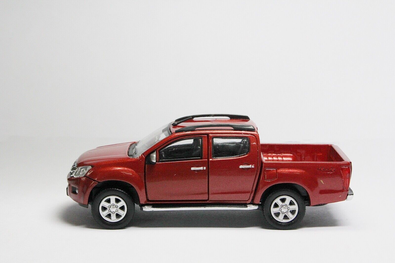 BMC 1/64 ISUZU D-MAX Pickup 2016 Red Diecast Car Model Toy BMC 1/64 ISUZU D-MAX Pickup 2016 Red Diecast Car Model Toy