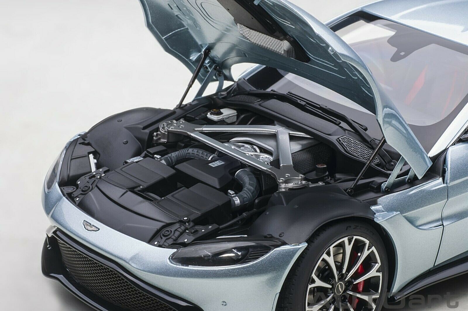 1/18 Aston Martin Vantage カーボンファイバー製ルーフ AUTOart 1/18 アストンマーチン ヴァンテージ 2019 （ハイパー