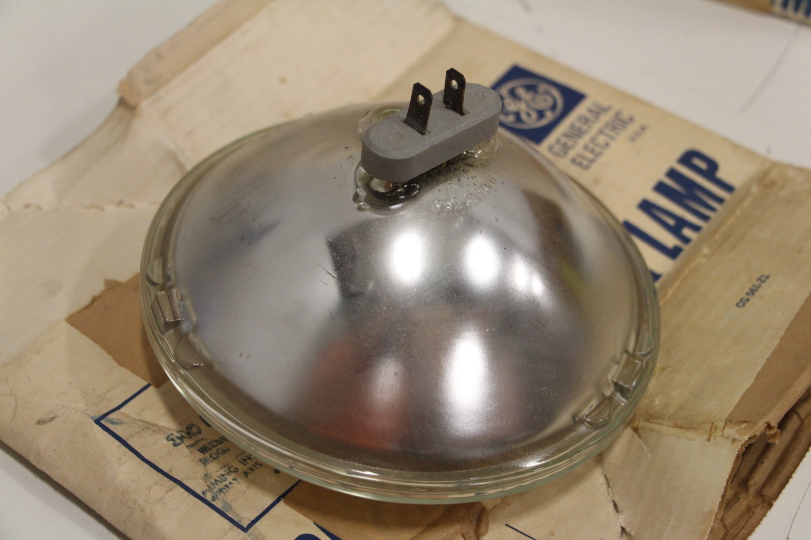 19 NOS GENERAL ELECTRIC 300 PAR 56/MFL MED. FLOOD SEALED BEAM Mog End INDUSTRIAL