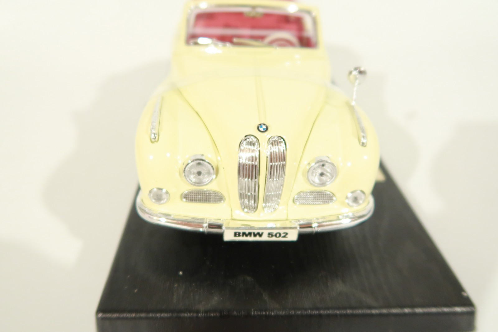 White Maisto Special Edition 1:18 Scale 1955 BMW 502 Convertible Car w/ Box