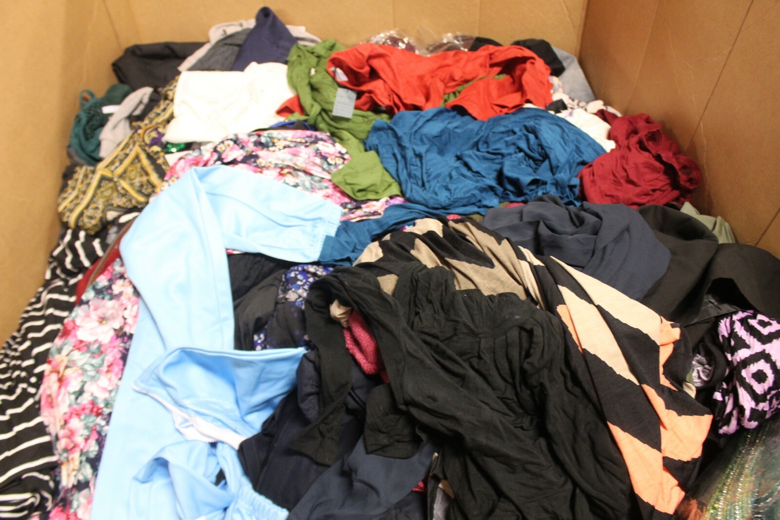 Huge Pallet Wholesale Lot 750+ Items Women's Jeans/Tops/Dresses/Pants Asst Size