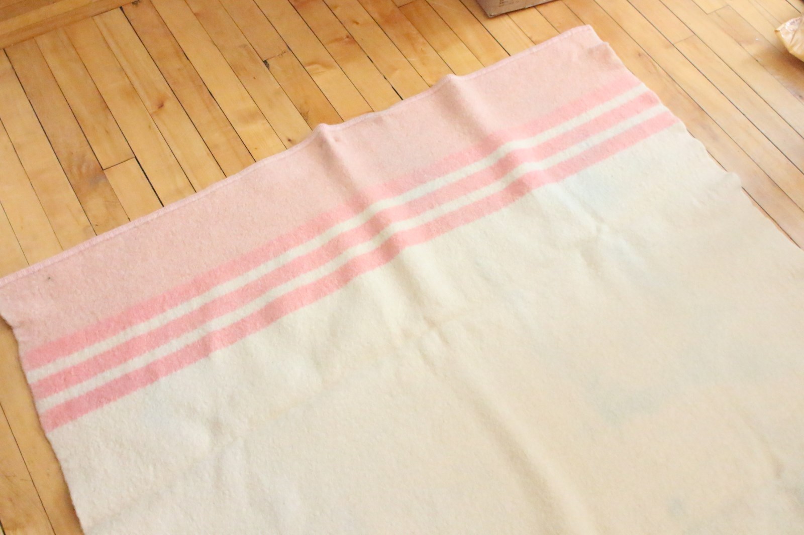 Vintage Ayers Wool Blend Tan with White Pink Trapper Blanket Canada 72 x 84