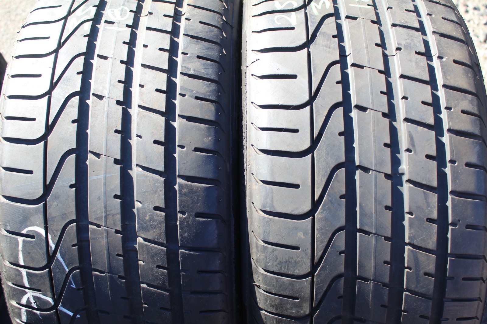 255 35 18 Pirelli, P Zero, XL, MO, R01, 94Y, x2 A Pair 6.8mm (F1_tyres) L3844