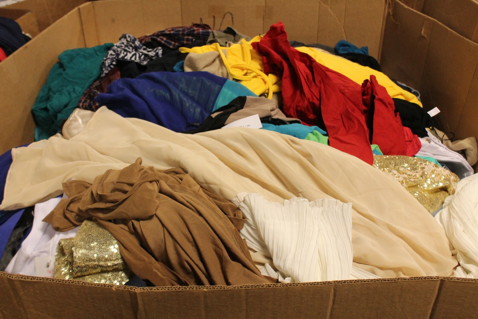 Huge Pallet Wholesale Lot 750+ Items Women's Jeans/Tops/Dresses/Pants Asst Size