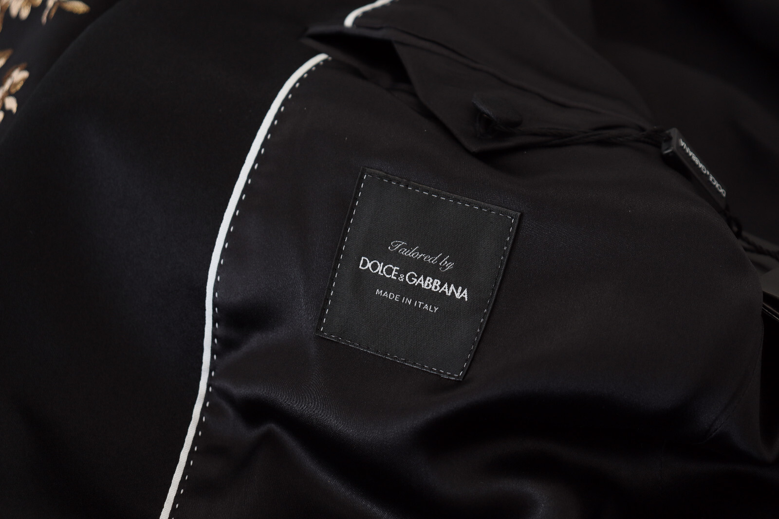

Блейзер Dolce - Gabbana, черный золотой пиджак с цветочной вышивкой IT54 /US44 / 4400 долларов США