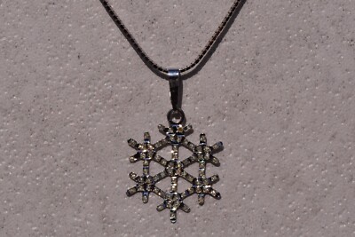 White Gold Snowflake Pendant with Diamond