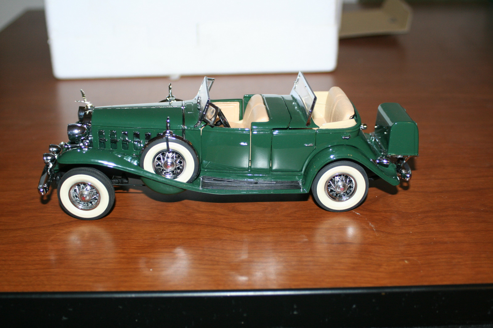 The danbury mint 1932 Cadillac Sport  Phaeton V-16  Green in Box.