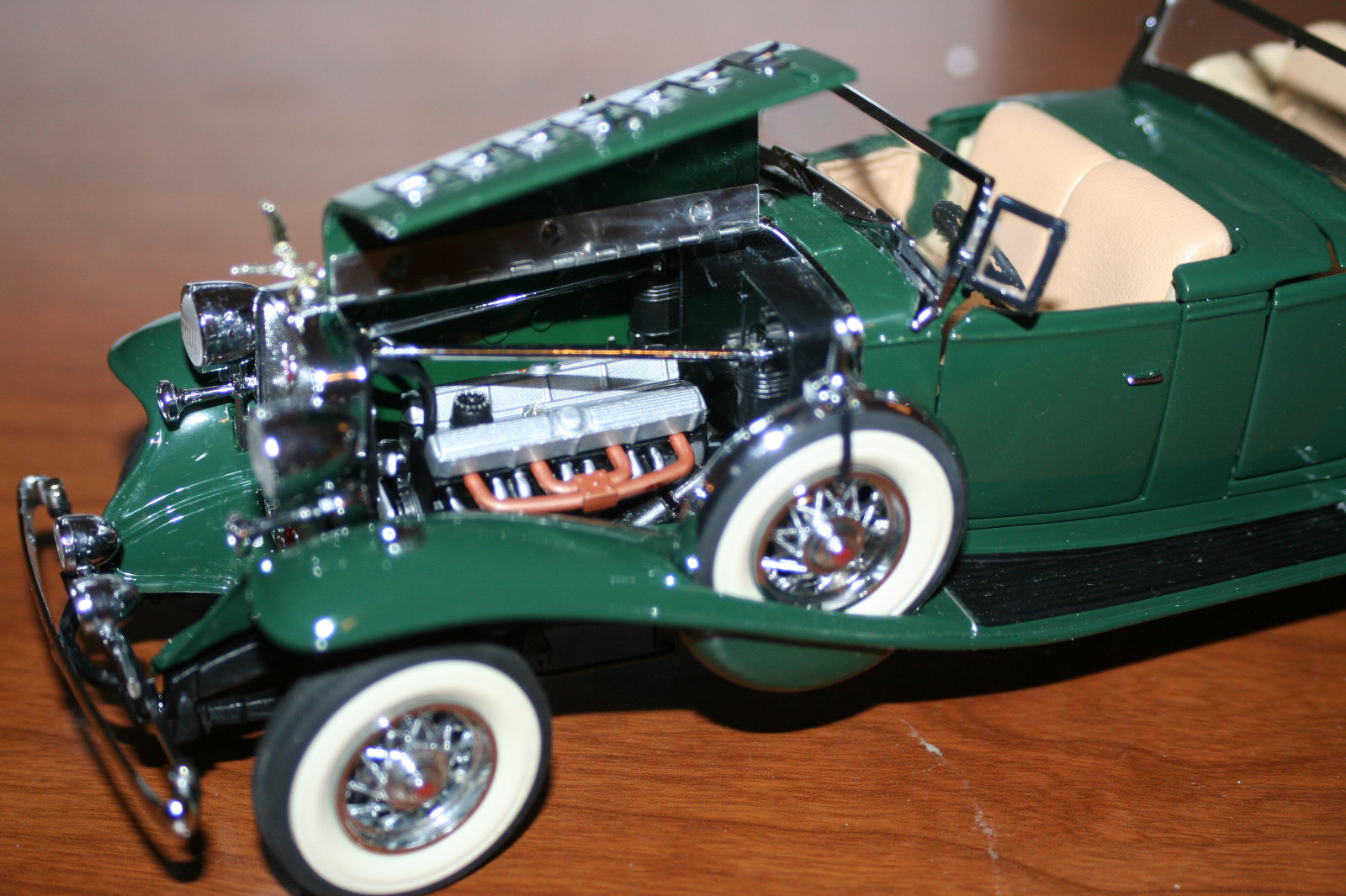 The danbury mint 1932 Cadillac Sport  Phaeton V-16  Green in Box.