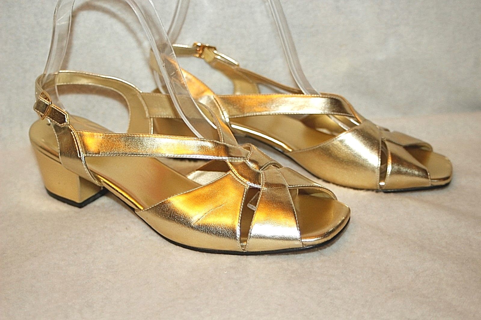 Comfortable Gold Heels / 24 Chic Vintage Wedding Shoes
