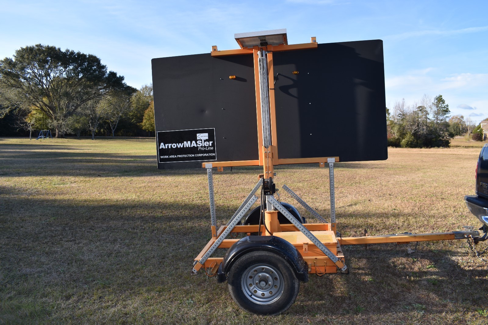 ARROW MASTER PRO-LINE MOBILE SOLAR TRAFFIC BOARD Tow Behind 15 LED LIGHT
