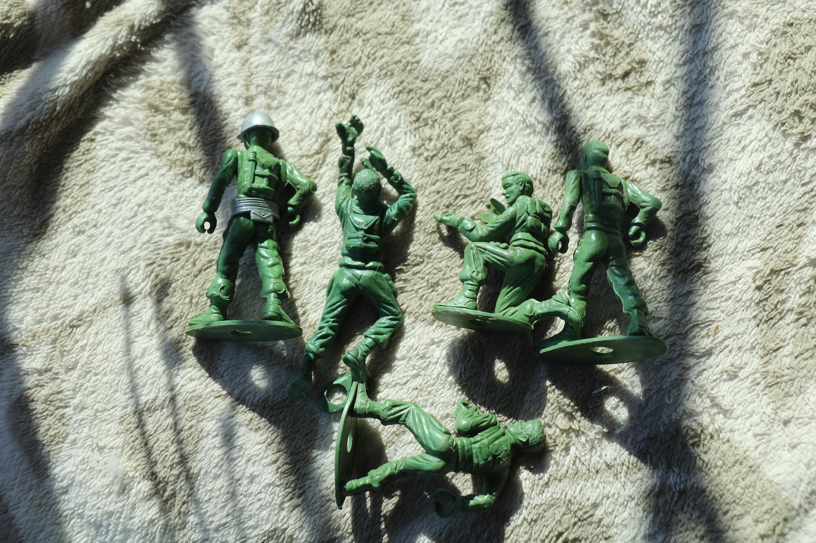 26 Vintage blue green & grey plastic army men Tim Mee  soildiers  combat