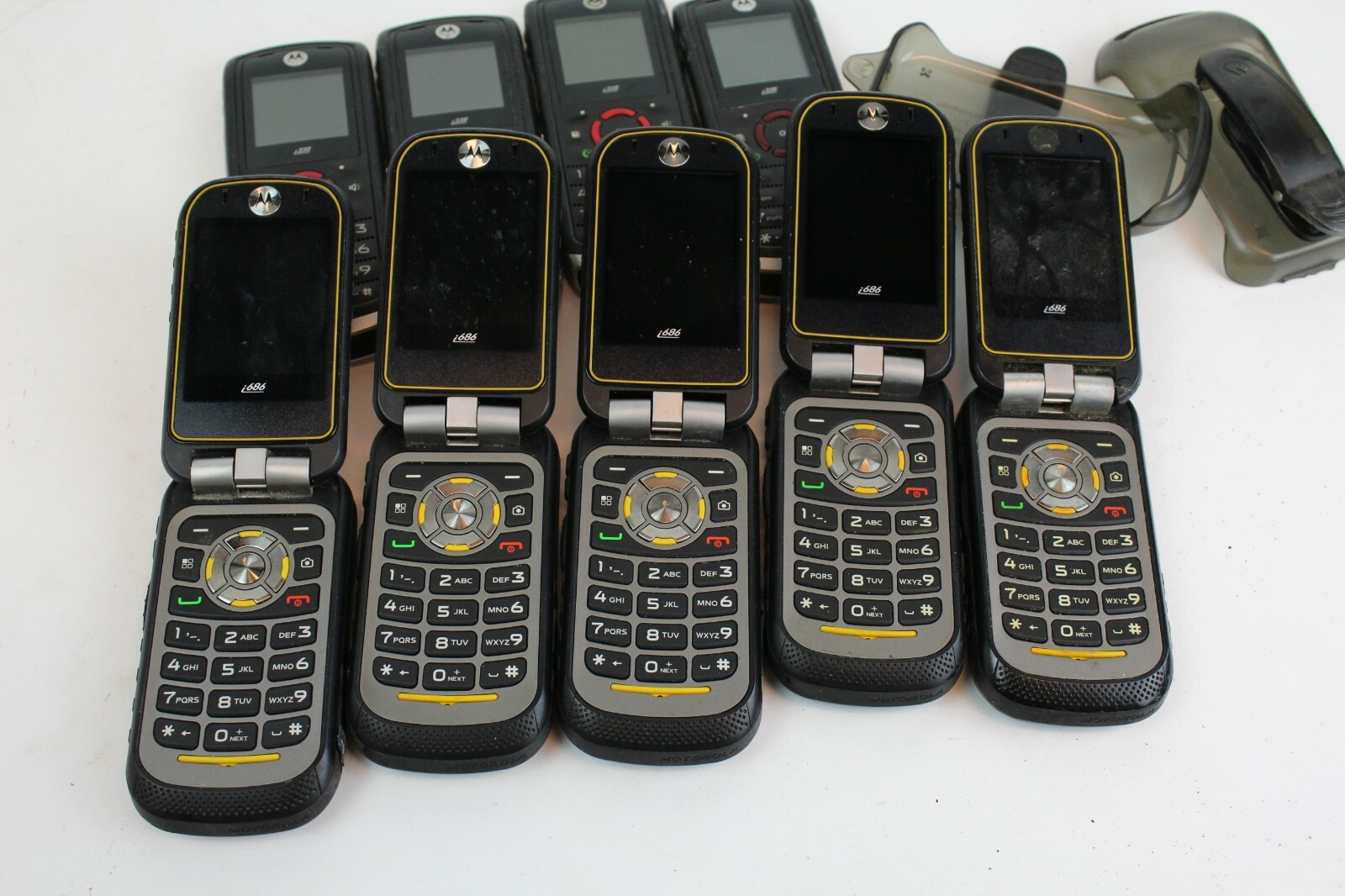 Lot of Motorola Brute i686 and i335 Phones Walkie Talkie No sims AS IS POWER ON