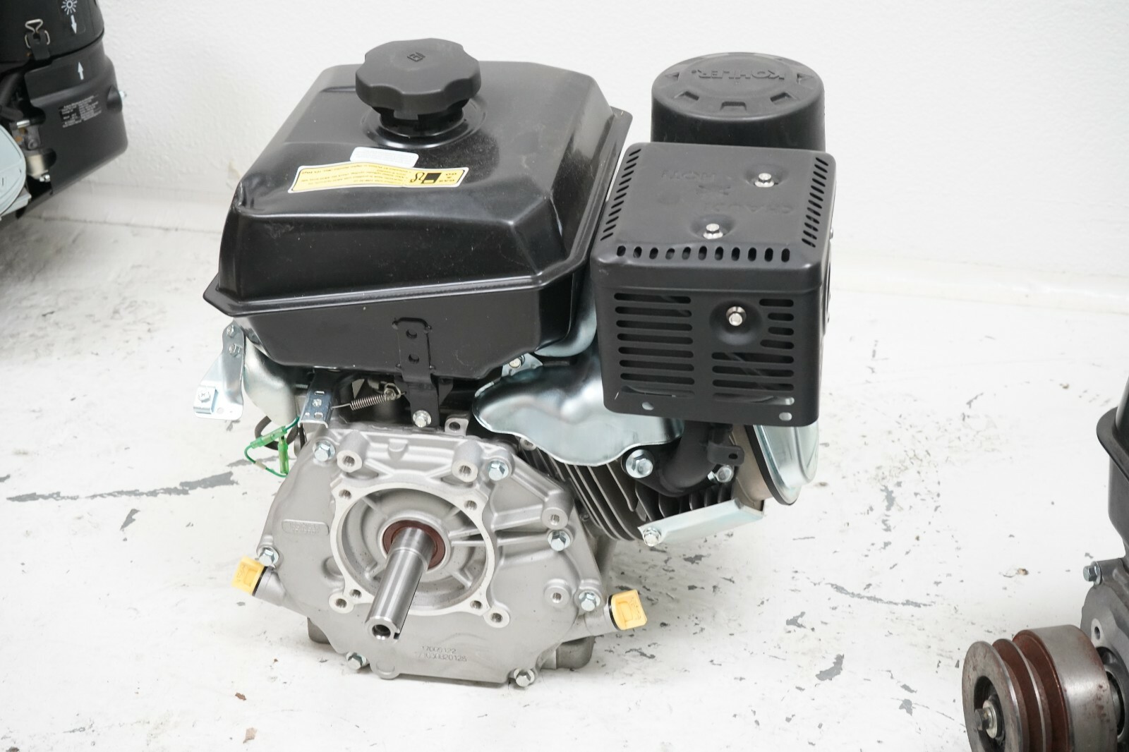 9.5 HP 277cc Kohler Command Pro Engine (ding in gas tank & cracked plastic)