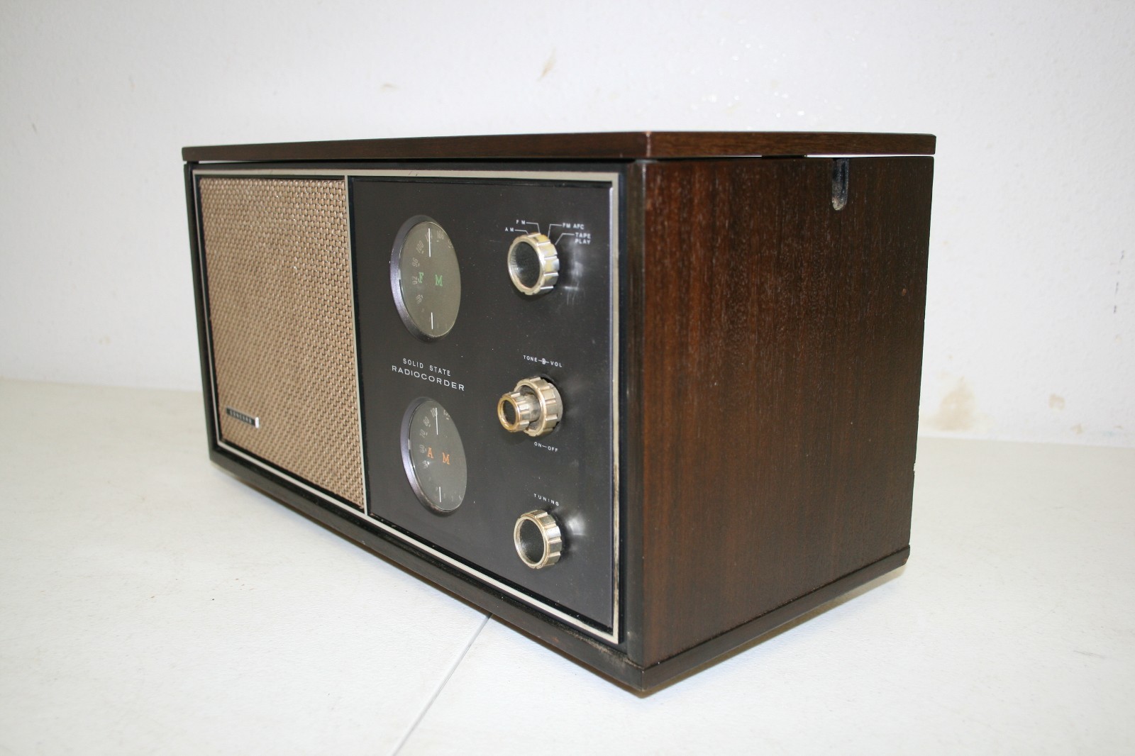 Vintage Concord RAF-10 AM/FM Tabletop Radio