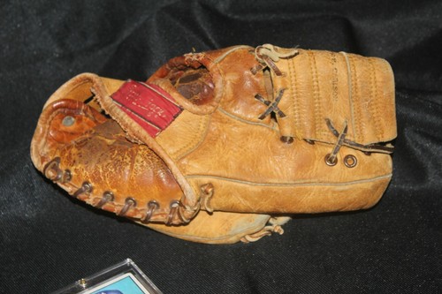 vintage Mickey Mantle Signature Baseball Glove w/ Baseball Card - Yankees - USA