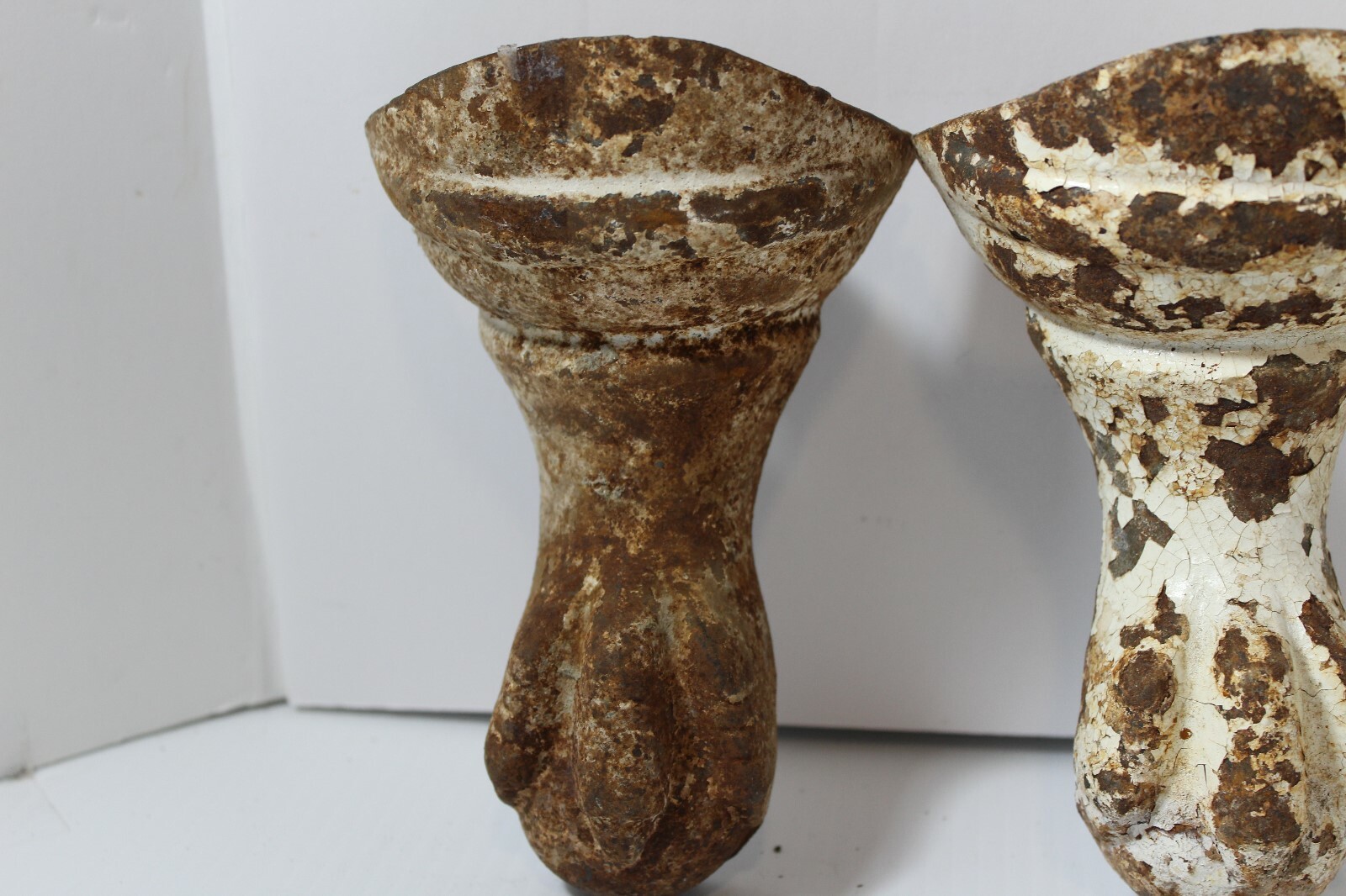 ANTIQUE VINTAGE PAIR CAST IRON CLAW FOOT BATHTUB TUB FEET LEGS BALL CLAW ESSEX