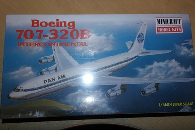 MINICRAFT 1:144 BOEING 707-320B INTERCONTINENTAL PAN AM 14450