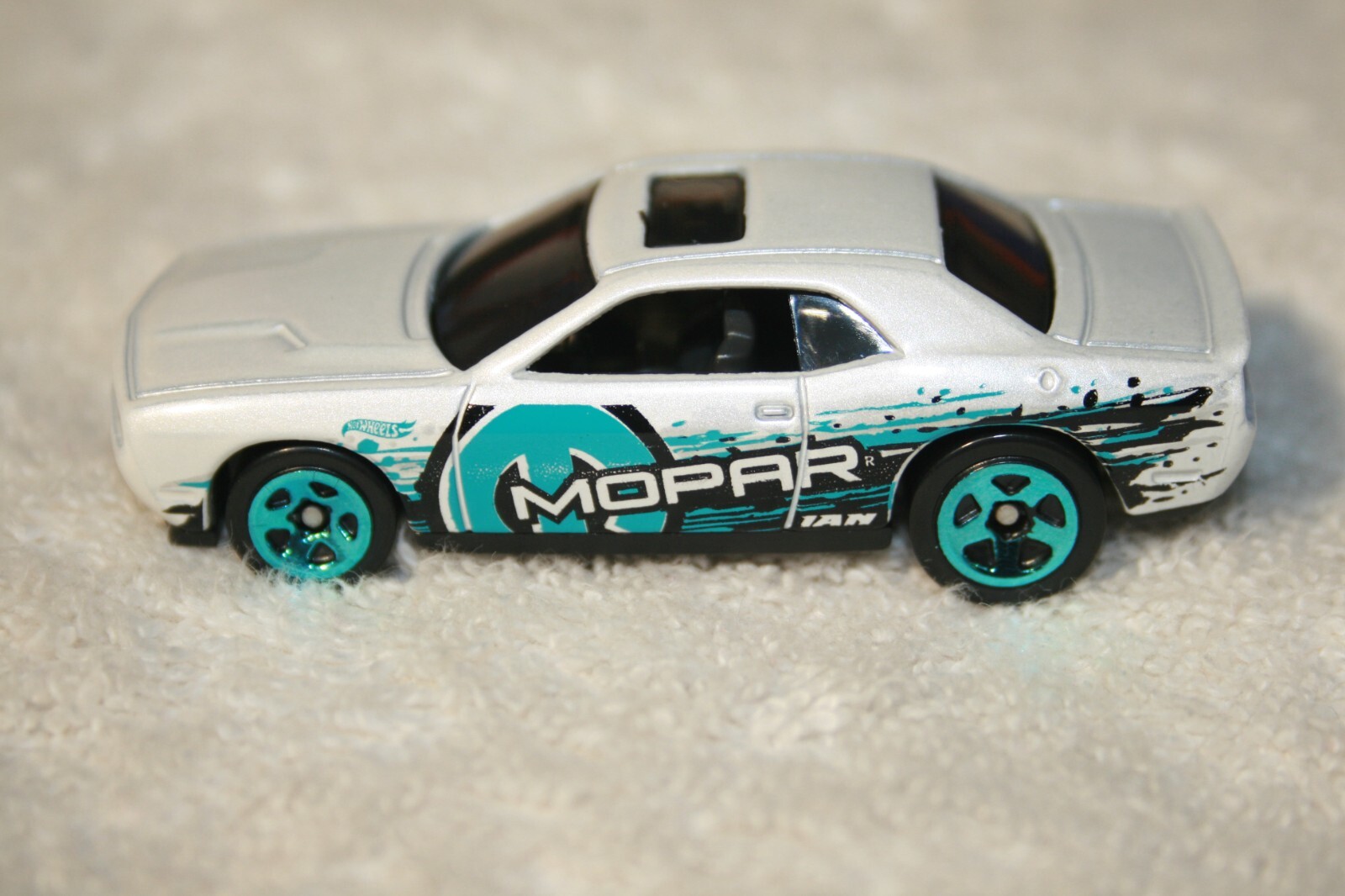 Hot Wheels 💥 2008 PEARL WHITE DODGE CHALLENGER SRT8 W