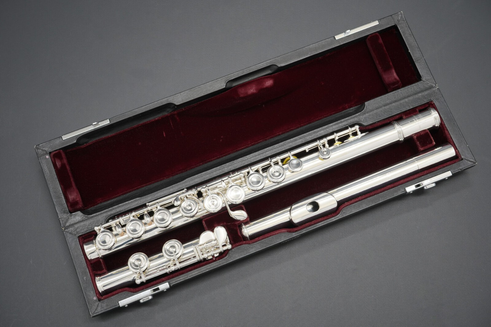 超希少　メンテ済み　YAMAHA YFL-711 フルート　ヤマハ　定価55万円 超希少メンテ済みYAMAHA YFL-711 フルートヤマハ定価55万円