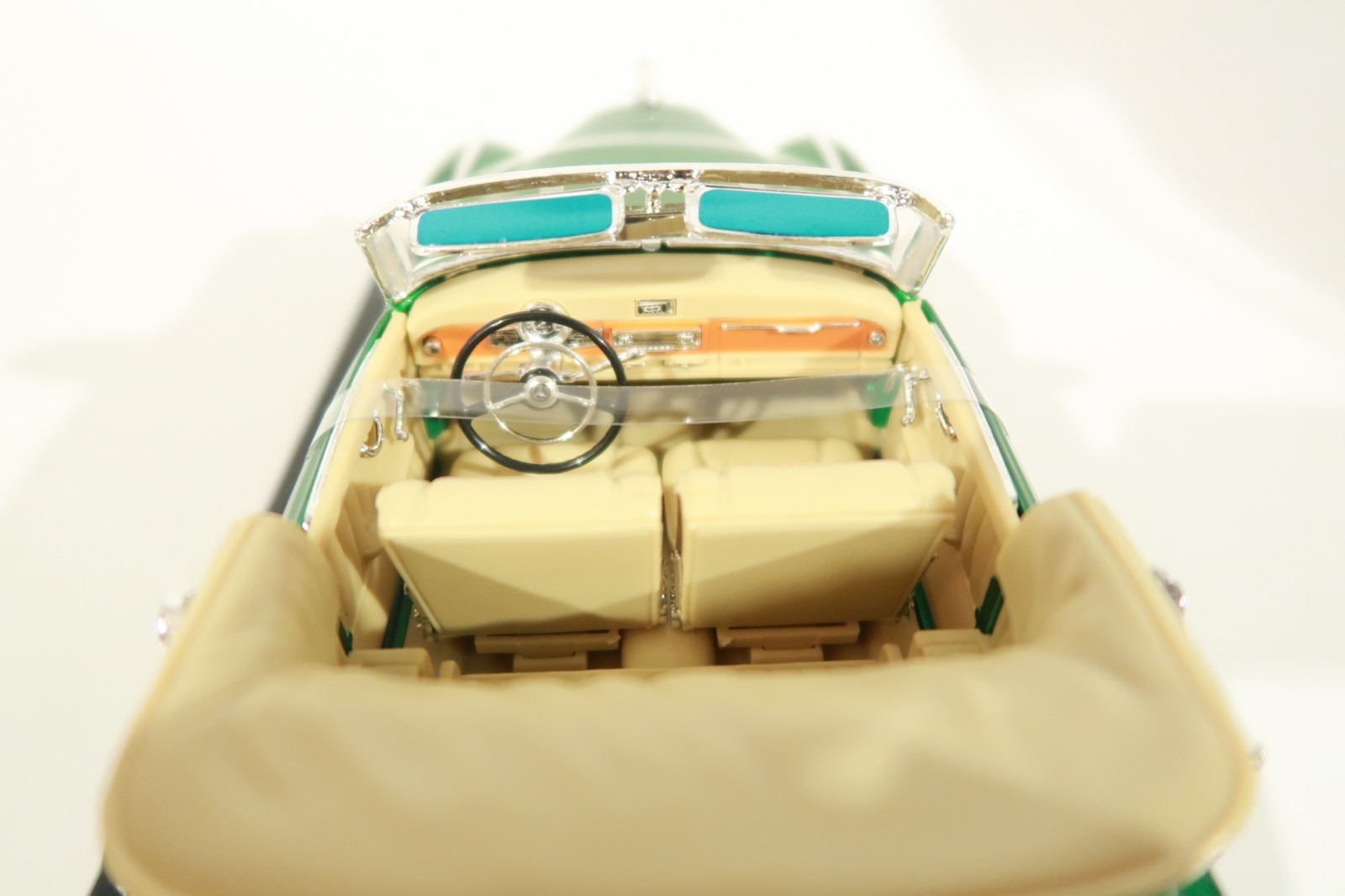 Green Maisto Special Edition 1:18 Scale Diecast 1955 Mercedes Benz 300S Car