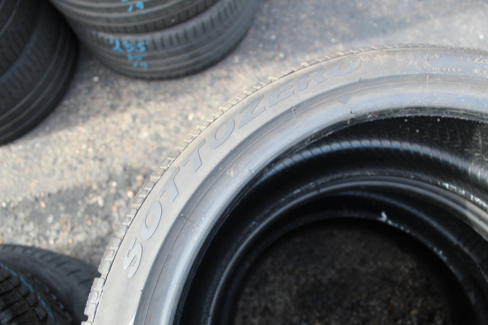 235 40 19 Pirelli, Winter, XL, M+S, 96W, x2 A Pair, 7.2mm (f1_tyres) FOD L1594