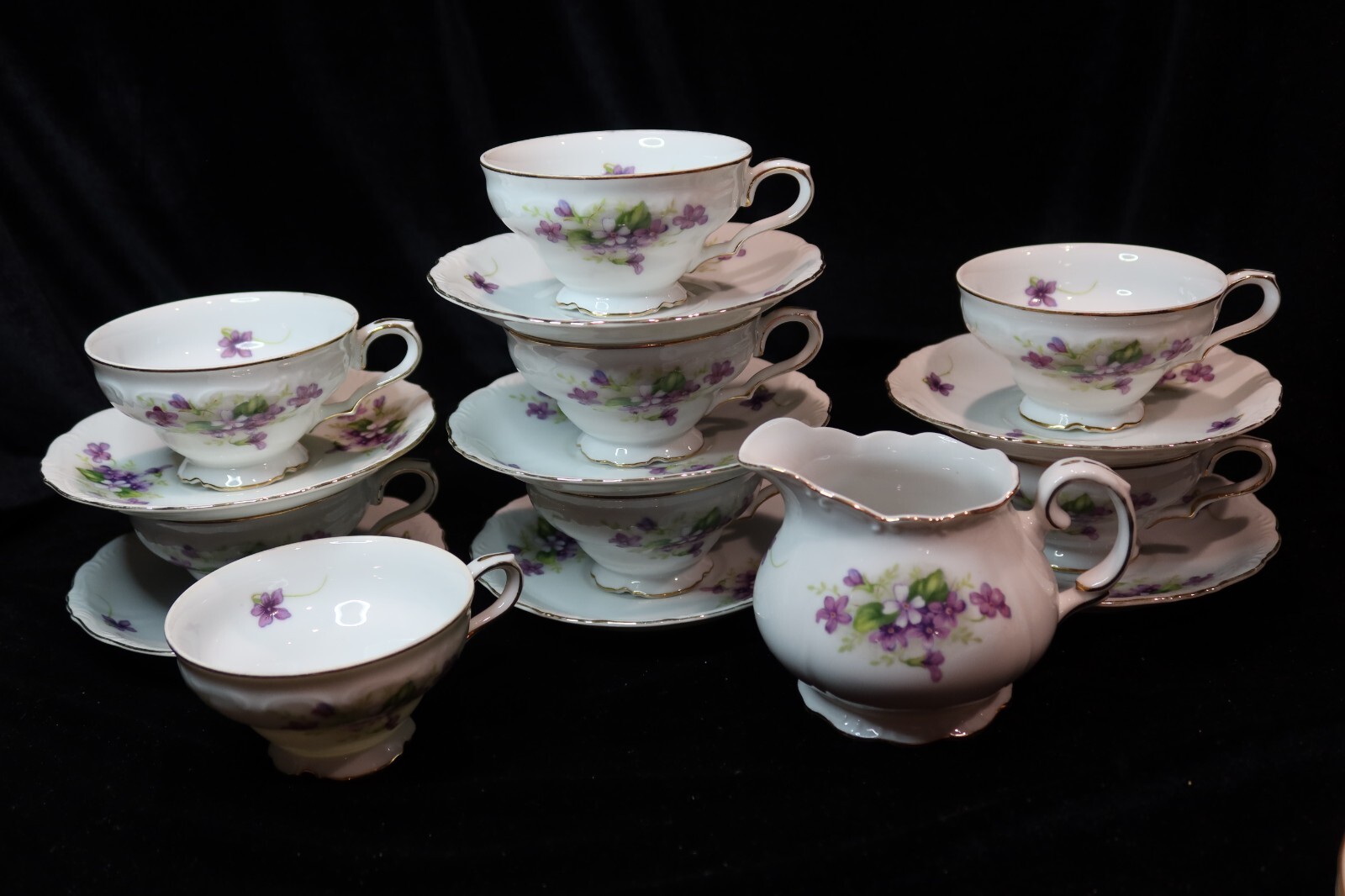 紫色の陶器製花瓶 Purple Violets by Japan #18007 Embossed Scalloped 8 Footed