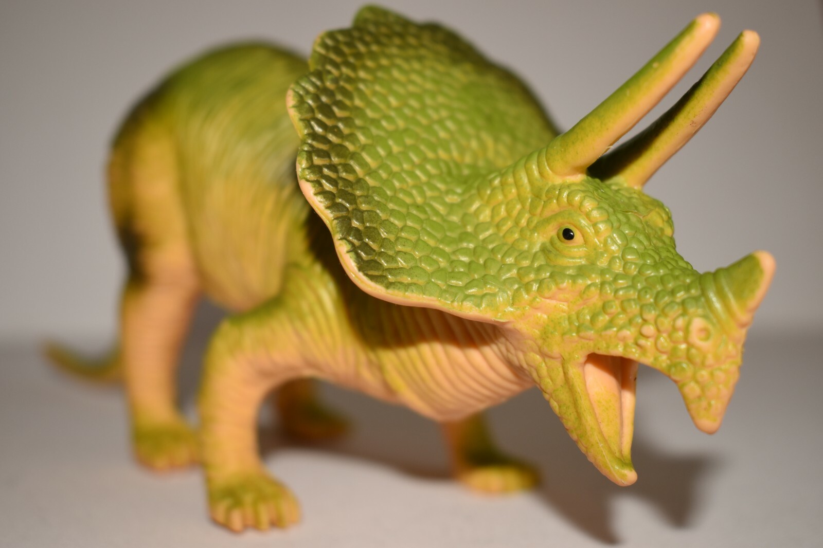 Dinosaur 1998 Triceratops 10.0