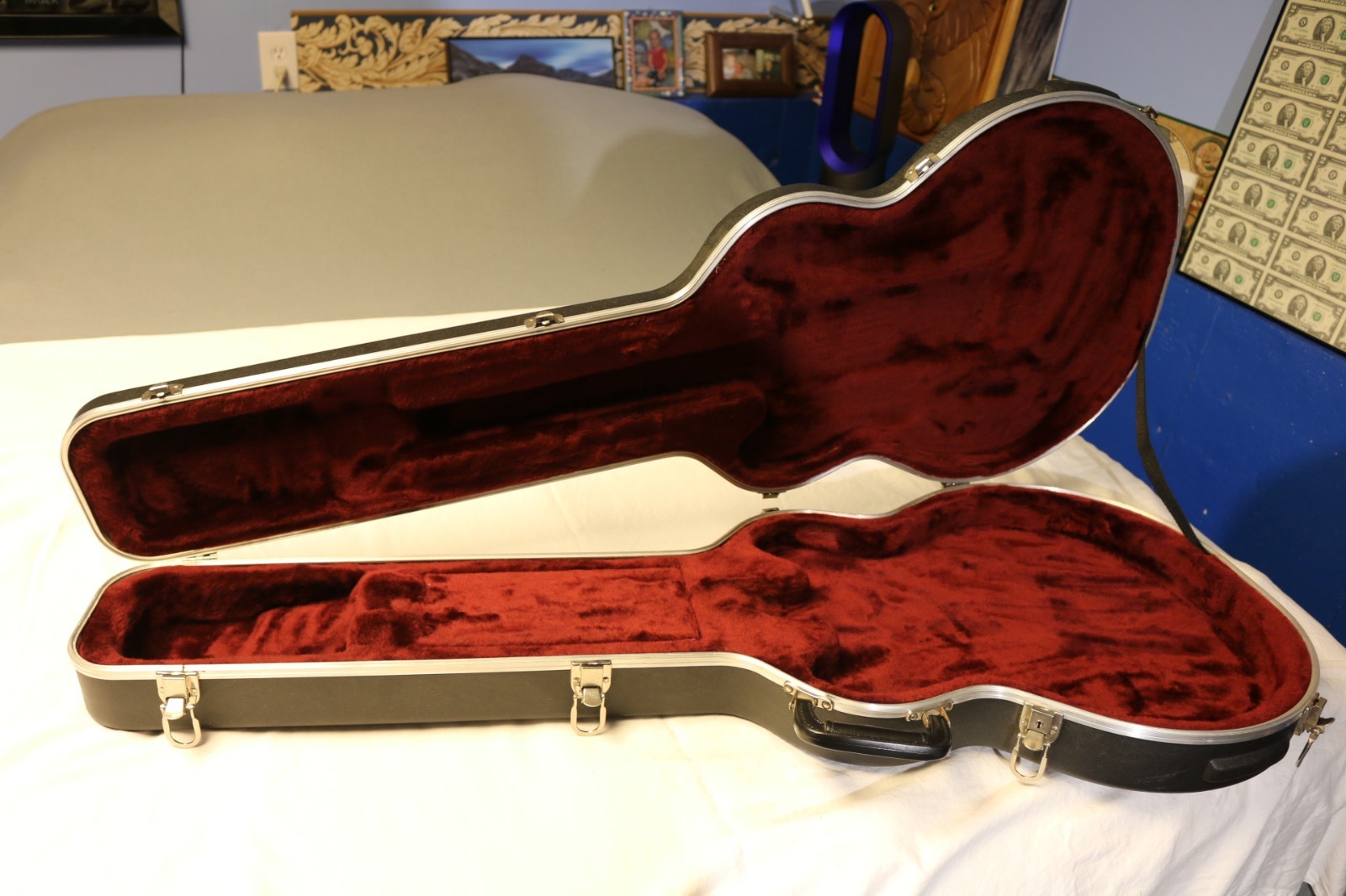 SKB BLACK HARDSHELL CASE  FOR ELECTRIC GUITAR  L386