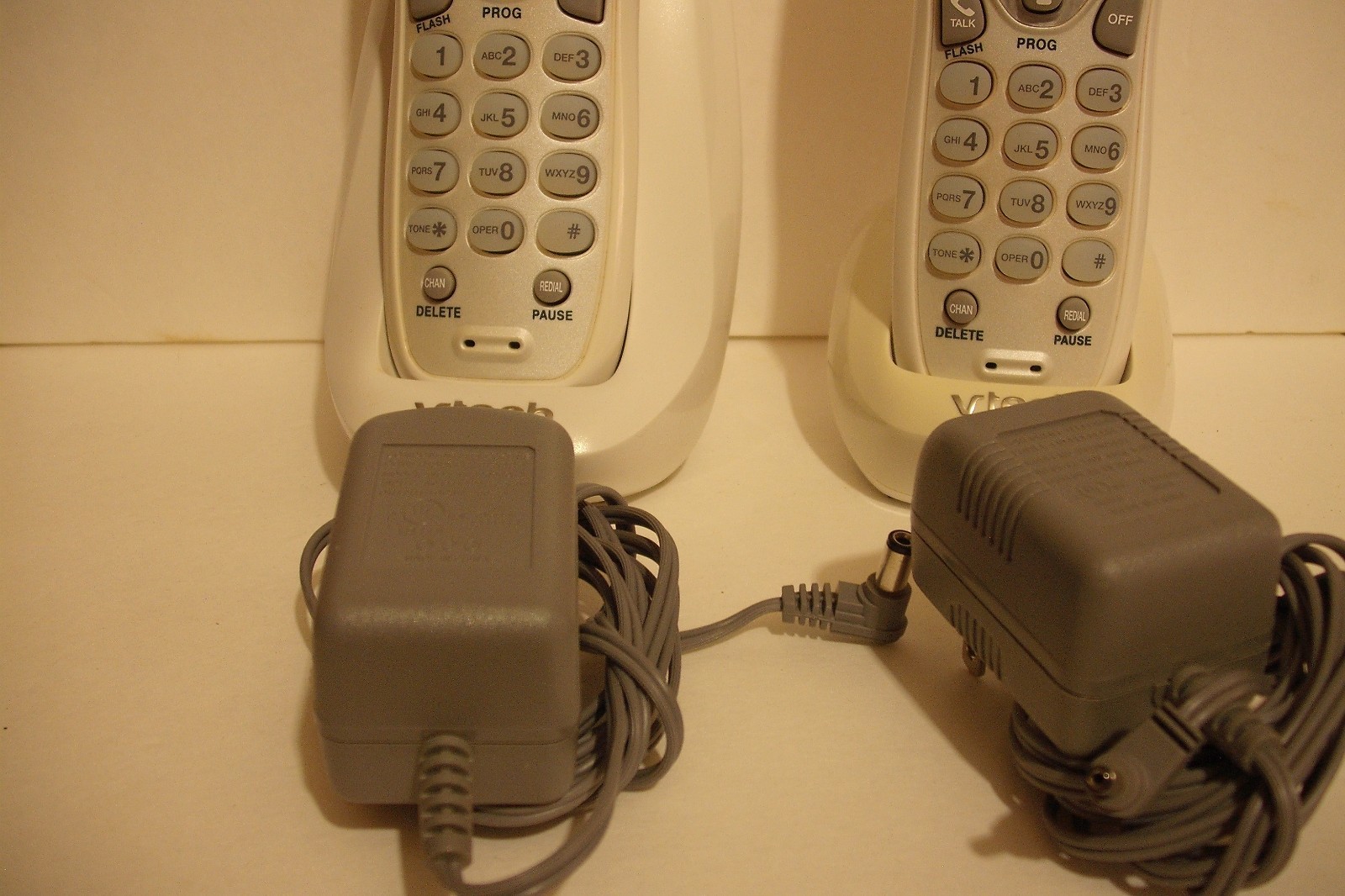 Vtech 2 white cordless phones and 2 bases model t2340