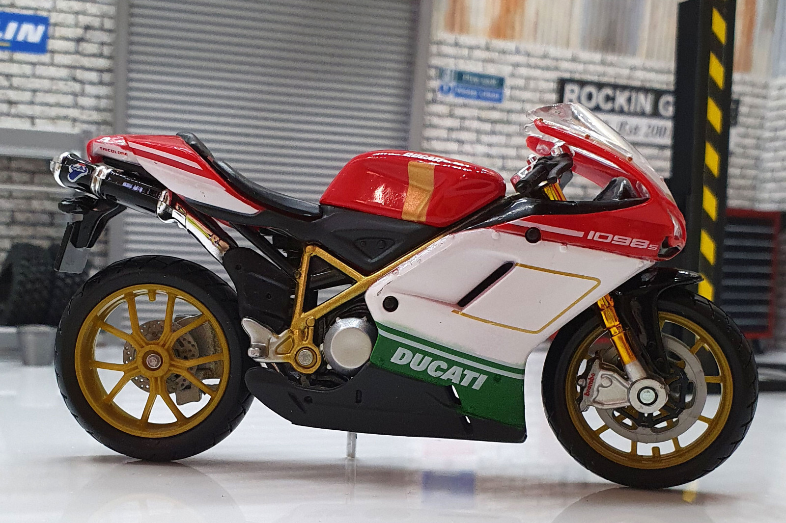 Ducati 1098S - White/Red/Green 1:18 Scale Motorcycle | eBay Ducati 1098S - White/Red/Green 1:18 Scale Motorcycle | eBay