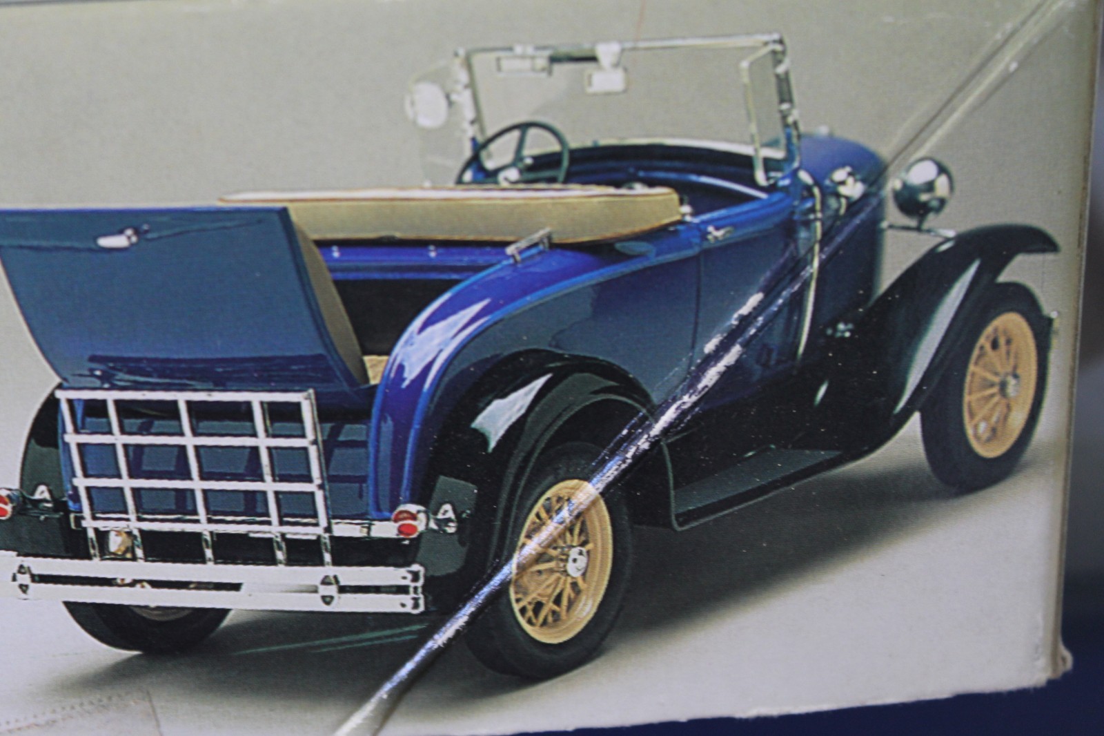 1931 Ford Model A DELUXE  Roadster Minicraft  1/16 Plastic Model Kit