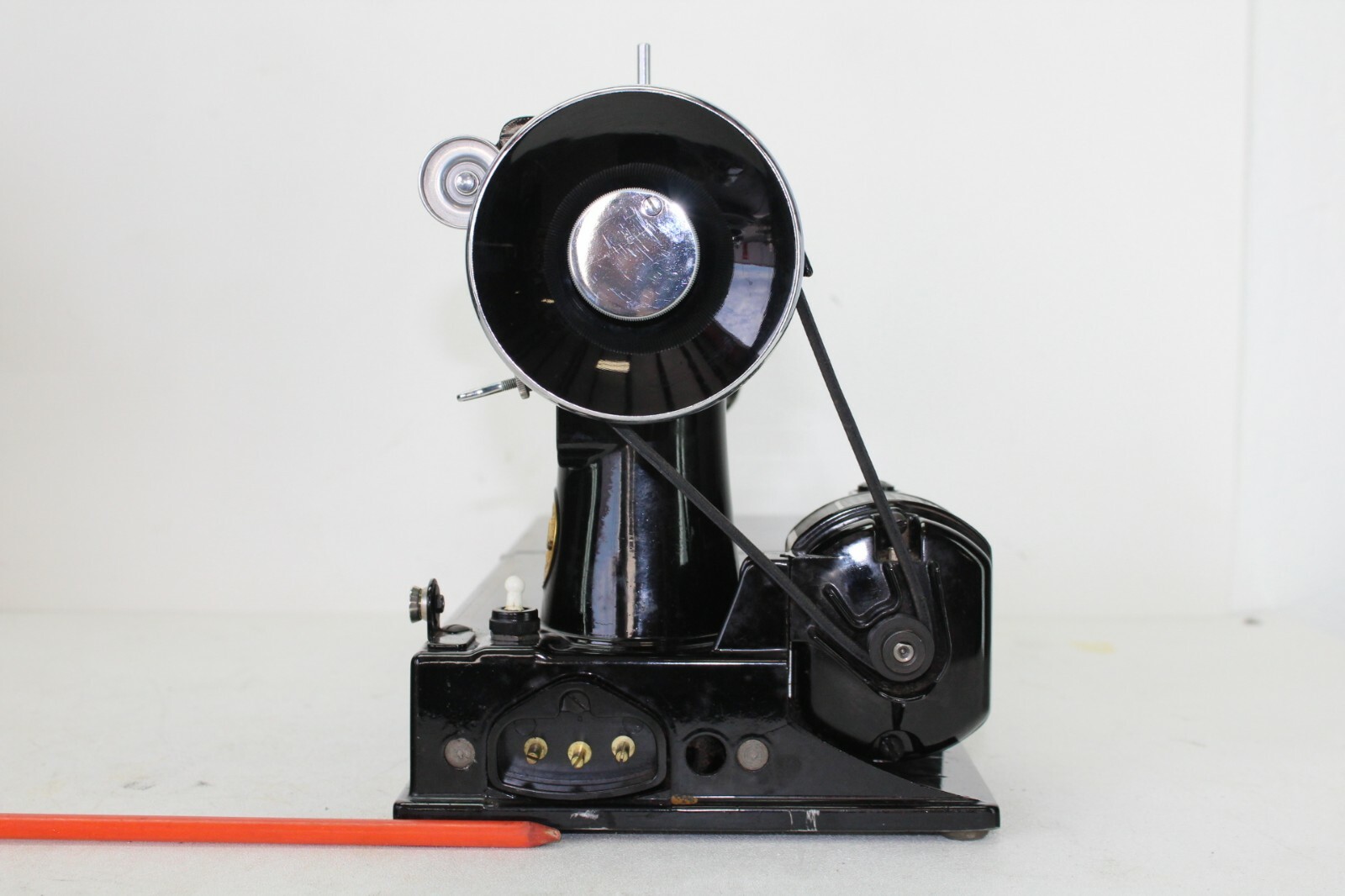 SINGER TRUE VINTAGE SEWING MACHINE CENTENNIAL MODEL 221-1, OPERATES, BLACK/GOLD