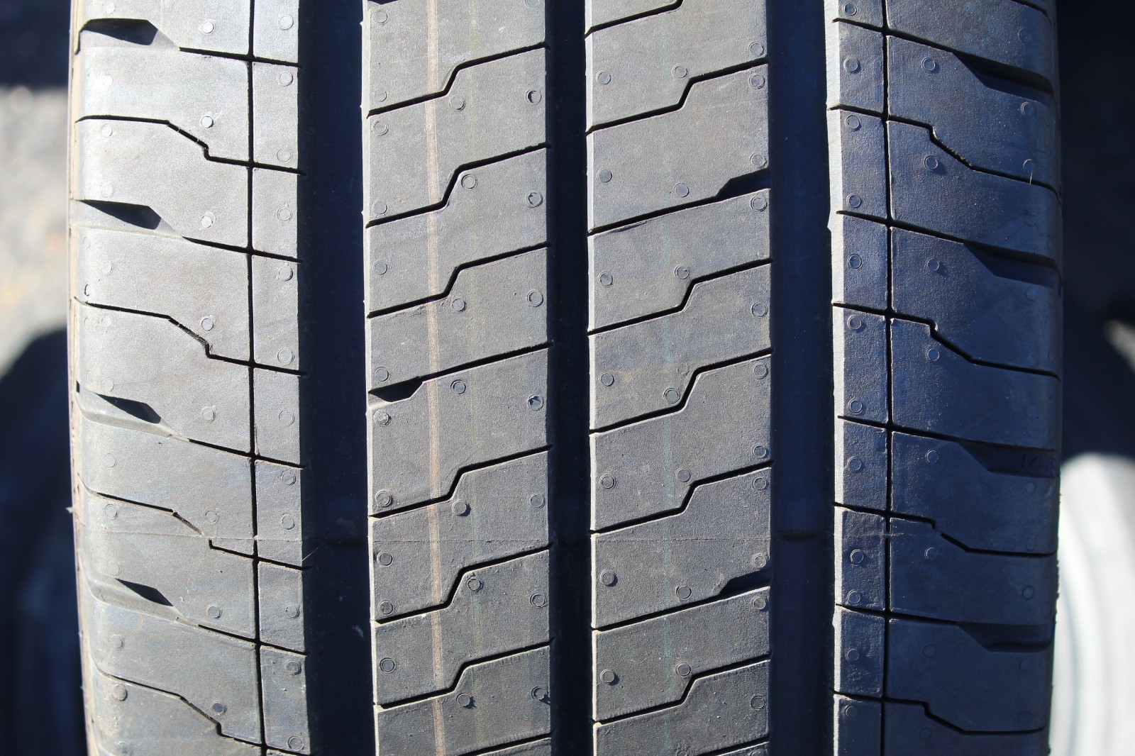 New 235 65 16C Continental, Van Contact Eco, 115/113R, x1 Tyre (F1_tyres) L3839