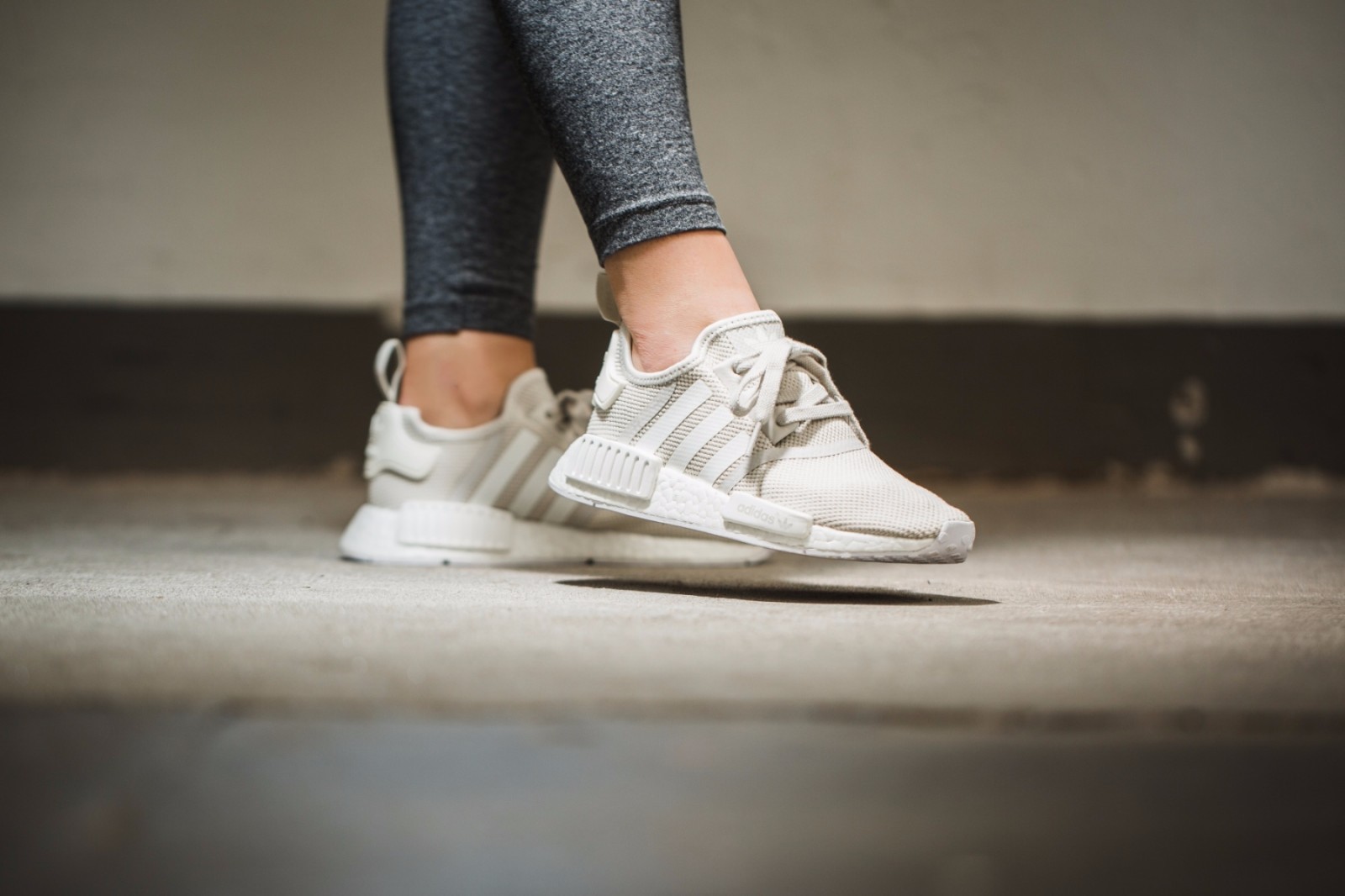 adidas nmd r1 talc cream