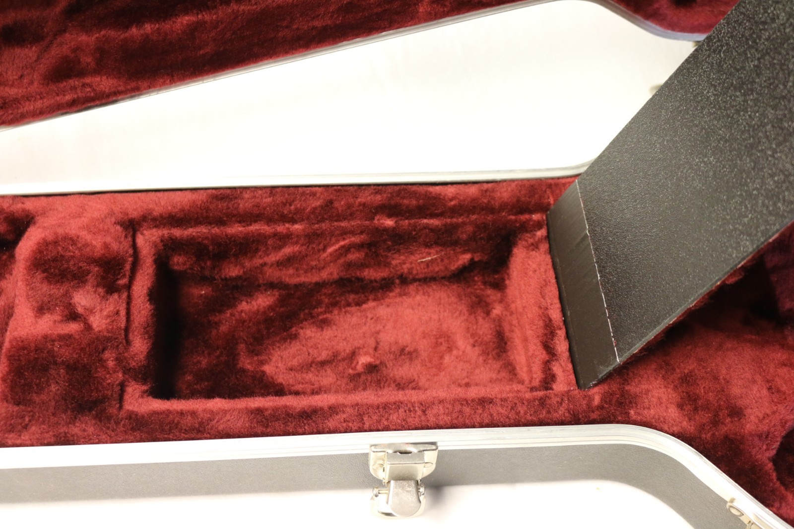 SKB BLACK HARDSHELL CASE  FOR ELECTRIC GUITAR  L386