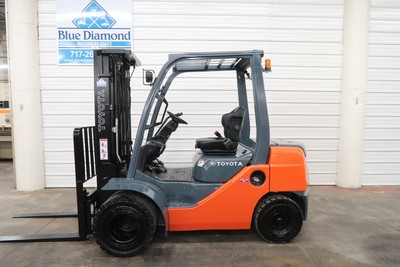 2011' Toyota Forklift, 8FDU25, 5,000# Pneumatic, DIESEL, Three Stage, Sideshift
