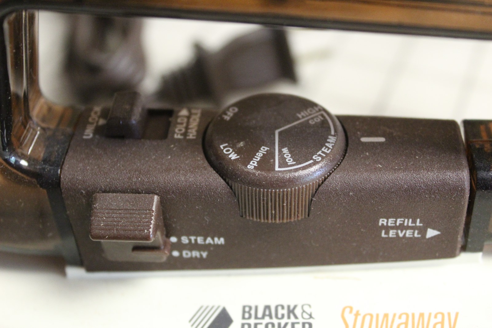 BLACK AND DECKER STOWAWAY TRAVEL IRON STEAM & DRY FOLDING HANDLE F46A WORKS