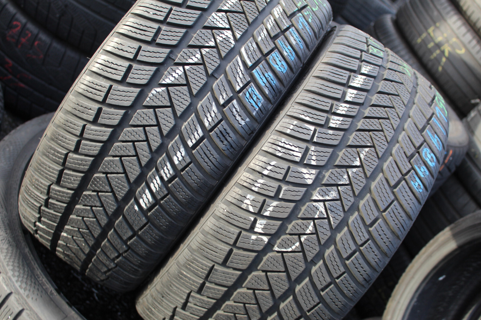 205 40 18 Vredestein, Winter, M+S, 86V, x2 A Pair 7.3mm (F1_tyres) L1984