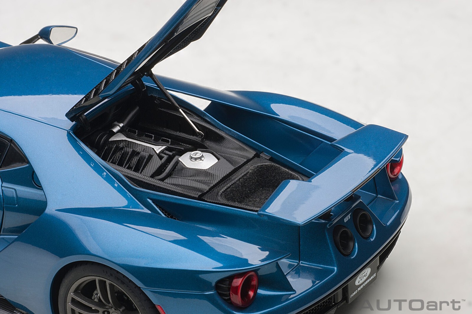 オートアート 1/18 フォードGT (Liquid Blue) 2017 Ford GT Liquid Blue 1/18 Diecast Model Car Autoart