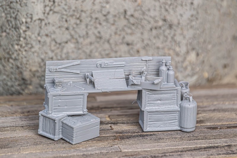 3D printed workbench on crates in O/HO/N  (1:48, 1:87,