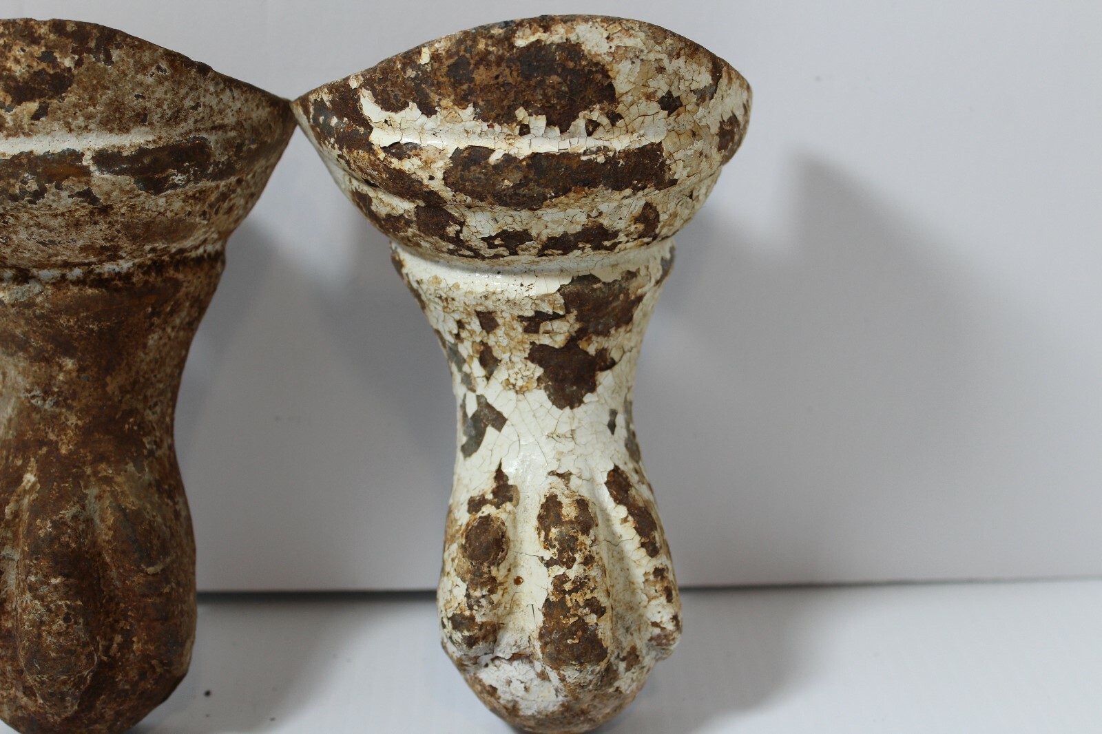 ANTIQUE VINTAGE PAIR CAST IRON CLAW FOOT BATHTUB TUB FEET LEGS BALL CLAW ESSEX