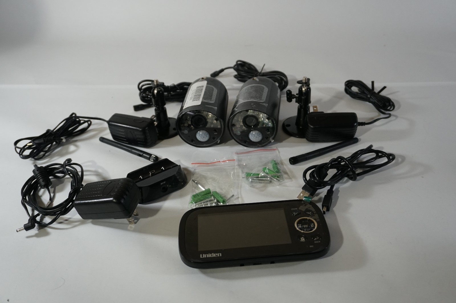 UPC 909113972412 product image for Uniden Udr444 Guardian 4.3-inch Video Surveillance System With 2 Cameras | upcitemdb.com