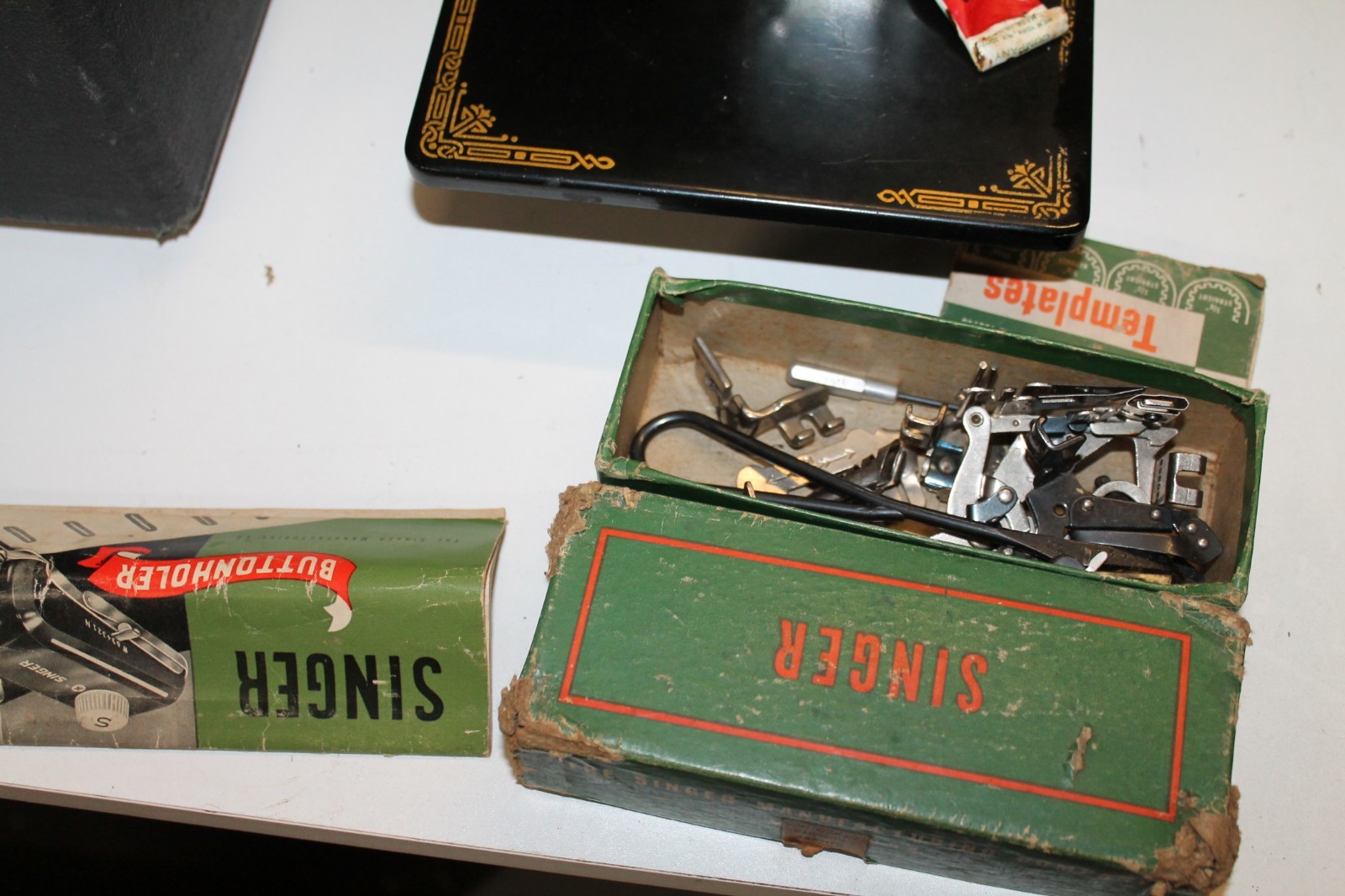 Singer Featherweight Sewing Machine 221-1 w/Case