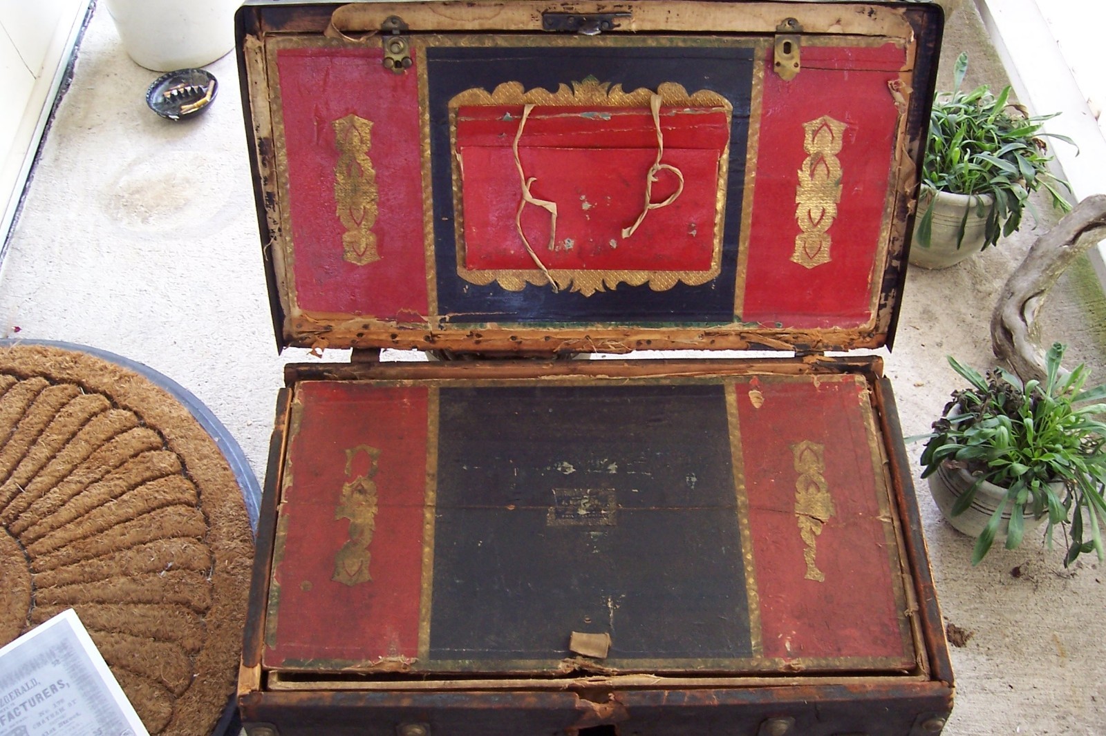 1860 ANTIQUE STAGECOACH TRUNK JENNY LIND CAMEL BACK TOP STEAMER FLAT BOTTOM