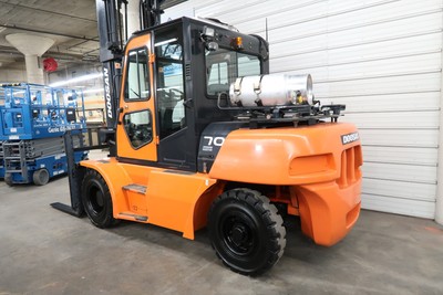 2011' Doosan G70S-5, 15,500# Pneumatic, LP Gas, 4 Way, Cab, Heat, Cold A/C!!!