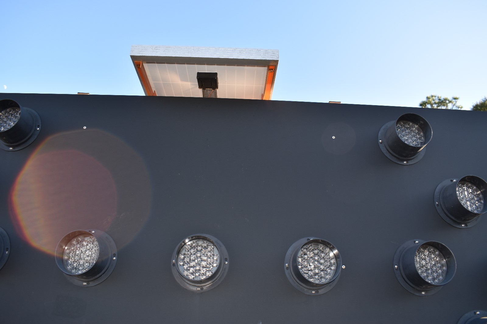 ARROW MASTER PRO-LINE MOBILE SOLAR TRAFFIC BOARD Tow Behind 15 LED LIGHT