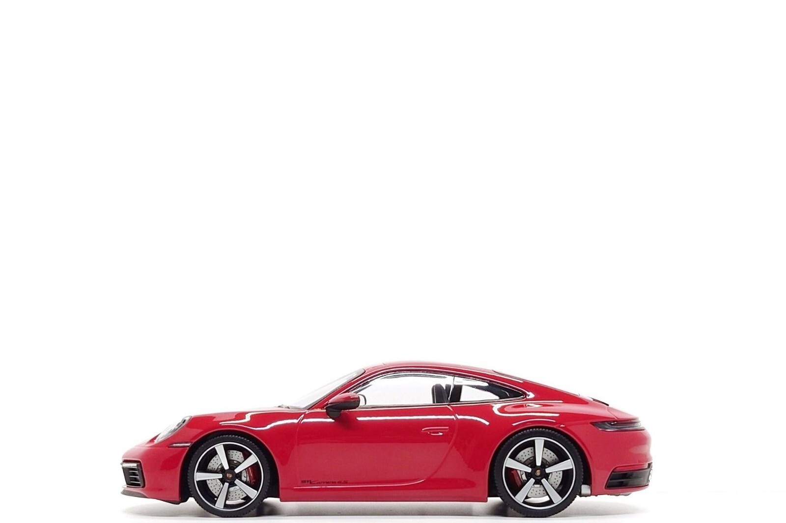 Minichamps 1:18 Porsche 911 Carrera 4S (992) in Carmine Red Minichamps 1:18 Porsche 911 Carrera 4S (992) in Carmine Red