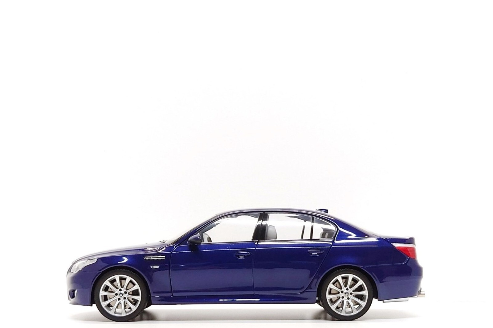 Kyosho 1:18 BMW M5 (E60) in Interlagos Blue Metallic (Dealer Kyosho 1:18 BMW M5 (E60) in Interlagos Blue Metallic (Dealer