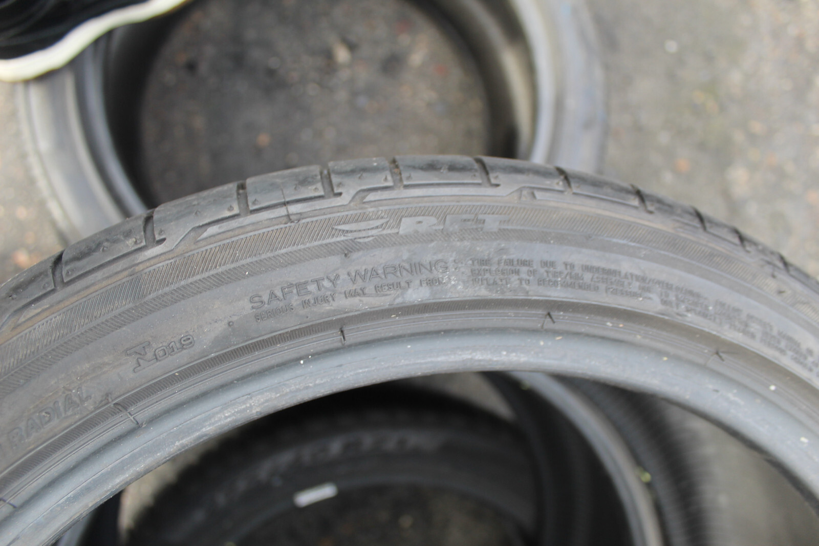 255 35 18 Bridgestone, RunFlat, 90W, x2 A Pair, 6.0mm (f1_tyres) FOD L2283