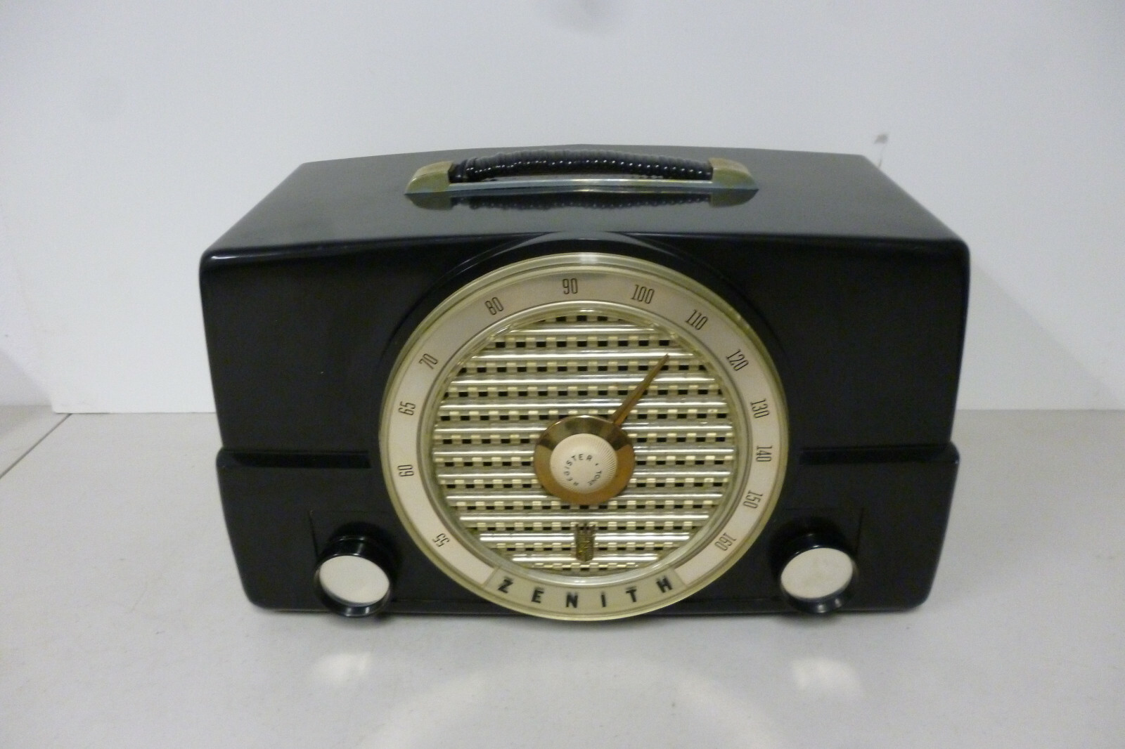 Vintage Zenith Tube Radio S-19493 Model K526Y Bakelite 1953 Vintage Zenith Tube Radio S-19493 Model K526Y Bakelite 1953